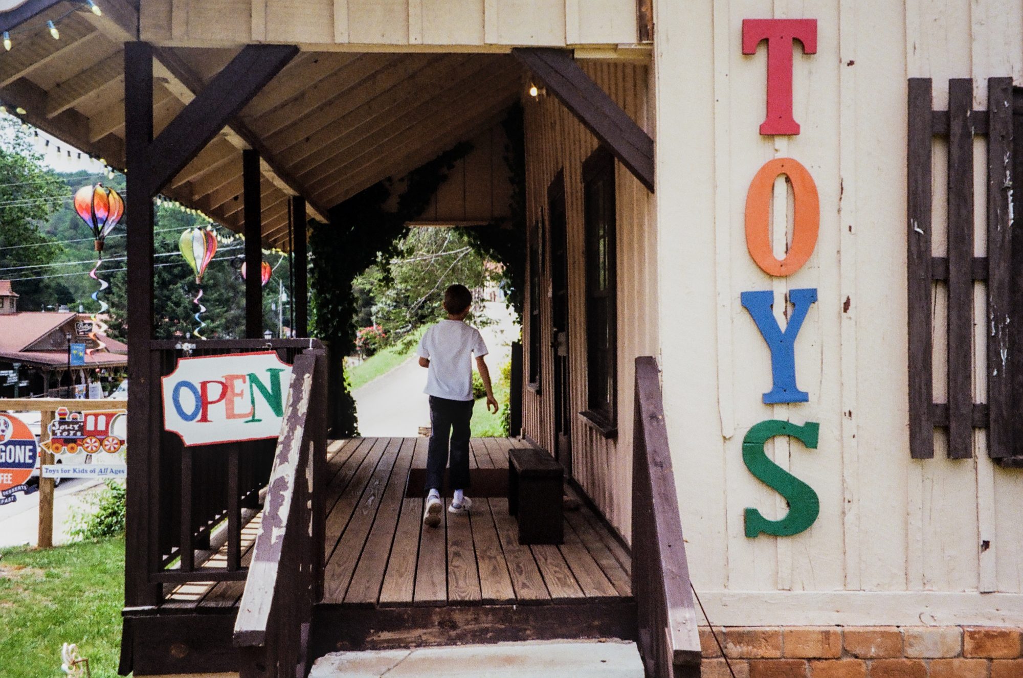 Burning a Hole in My Pocket — Helen, Georgia. Color photograph by Jeff Pearson.